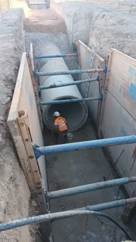 Operario trabajando en la construcción de un acueducto