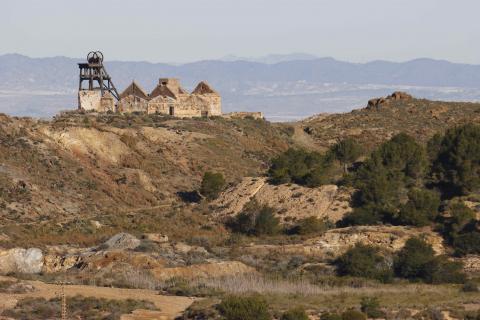 imagen de una mina en la sierra
